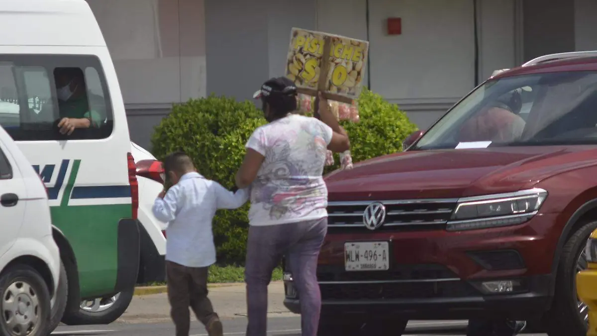 CRUCEROS HOMBRES Y MUJERES CON NIÑOS PIDIENDO DINERO-CARLOS PEREZ (4)